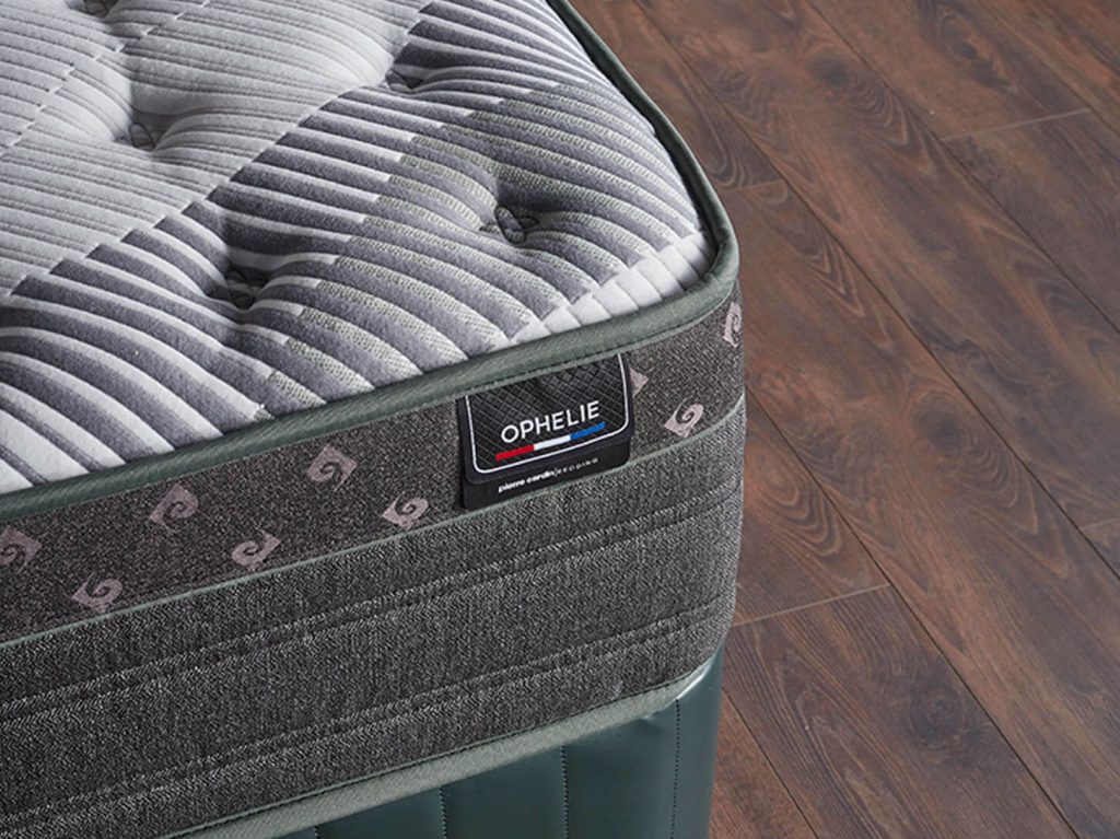 Ophelie yatak: Modern tasarımı ve üstün konforuyla huzurlu bir uyku deneyimi sunar, yatak odanıza şıklık katar.